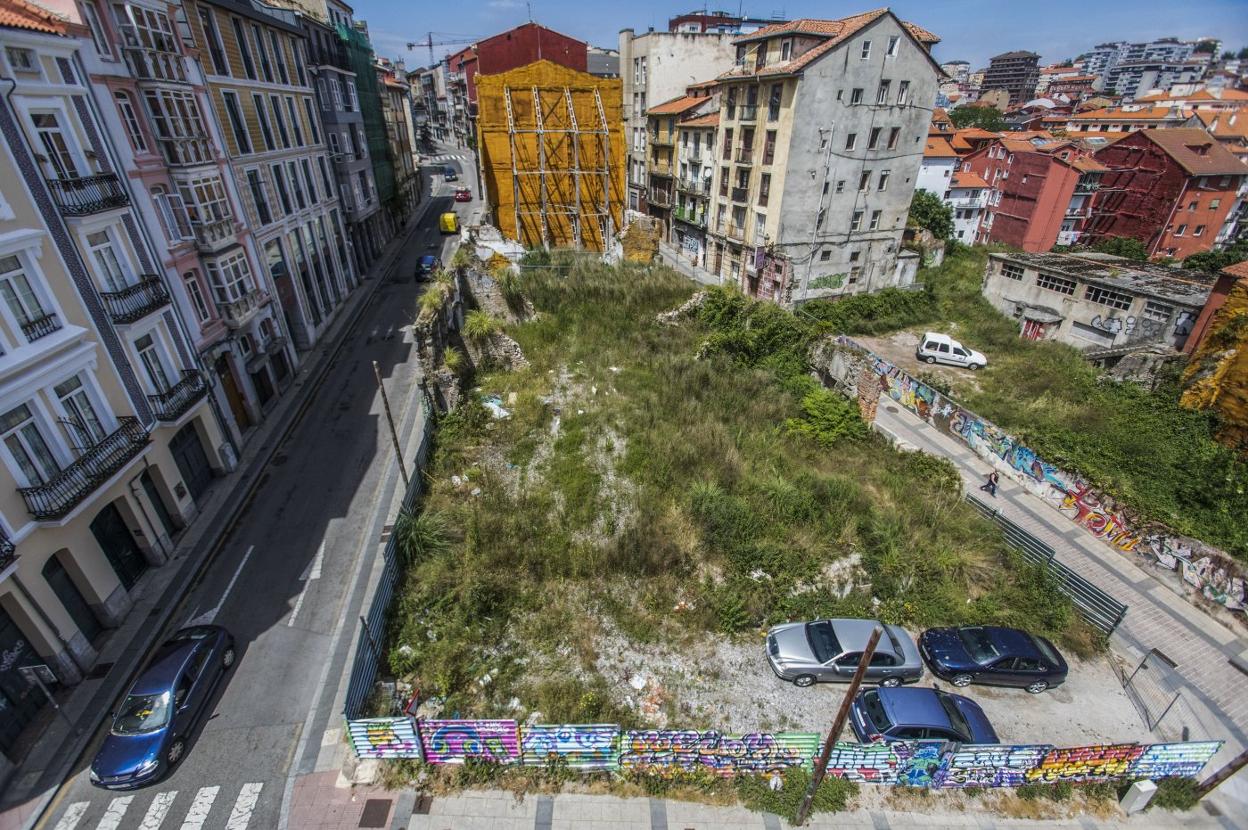 Uno de los solares abandonados objeto de vertidos de basura y falta de limpieza en la calle Alta, en Santander. juanjo santamaría