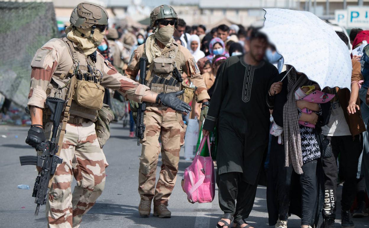 Militares franceses durante la evacuación de sus compatriotas y colaboradores afganos en Kabul. 