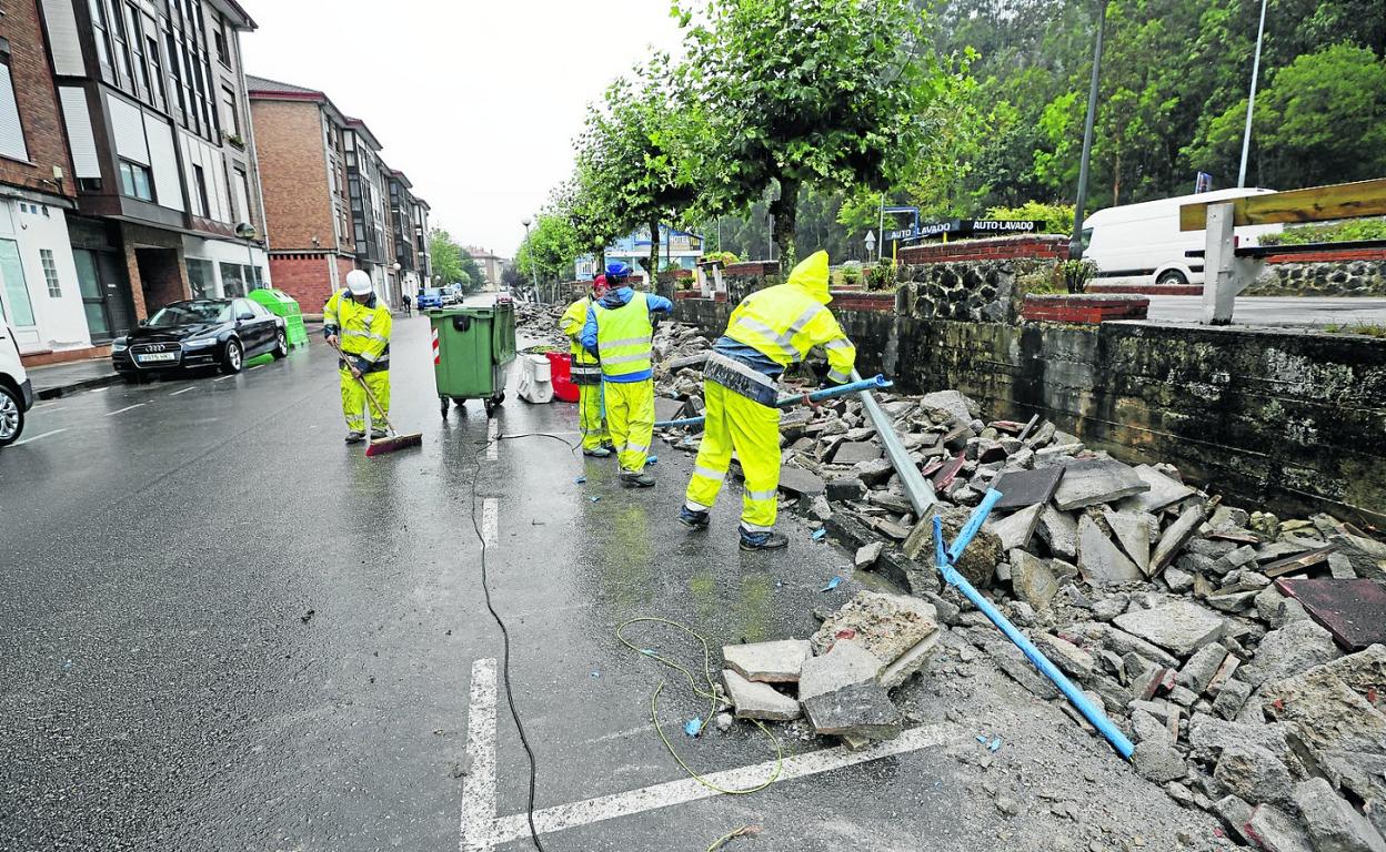 Un grupo de operarios trabaja picando el suelo en el barrio de La Brañona. javier rosendo