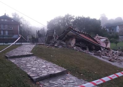 Imagen secundaria 1 - Se derrumba un edificio en Sarón con un grupo de jóvenes en el interior que salió a tiempo