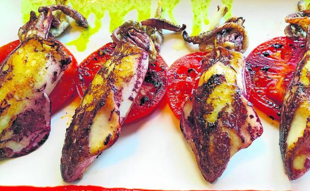 Imagen principal - Arriba, jibiones con tomate. Abajo, percebes de la zona y nécoras.