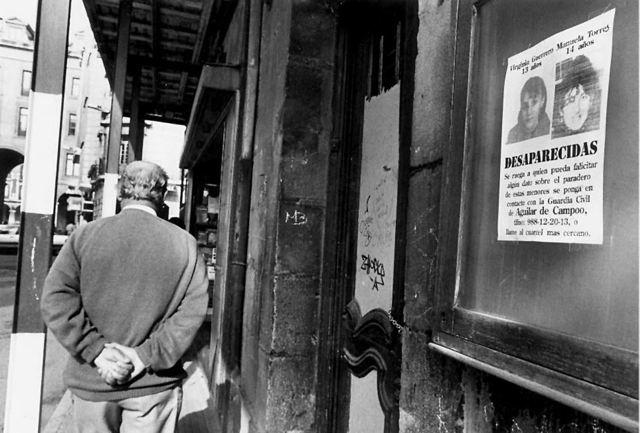 Virginia Guerrero (13 años) y Manuela Torres (14 años), en un cartel que anuncia su desaparición en Reinosa, en 1992. 