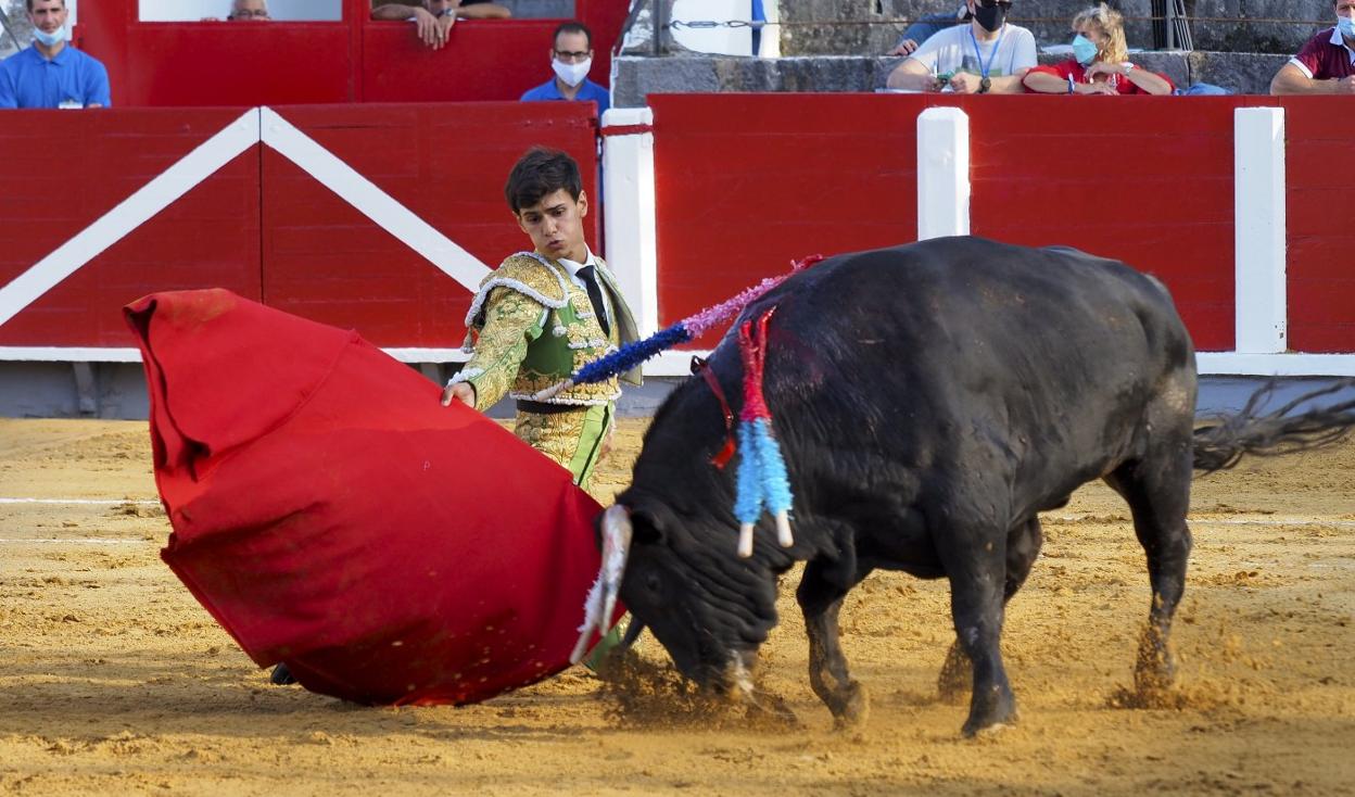 El pacense Carlos Domínguez dio los mejores muletazos de la tarde, en Santoña. sane