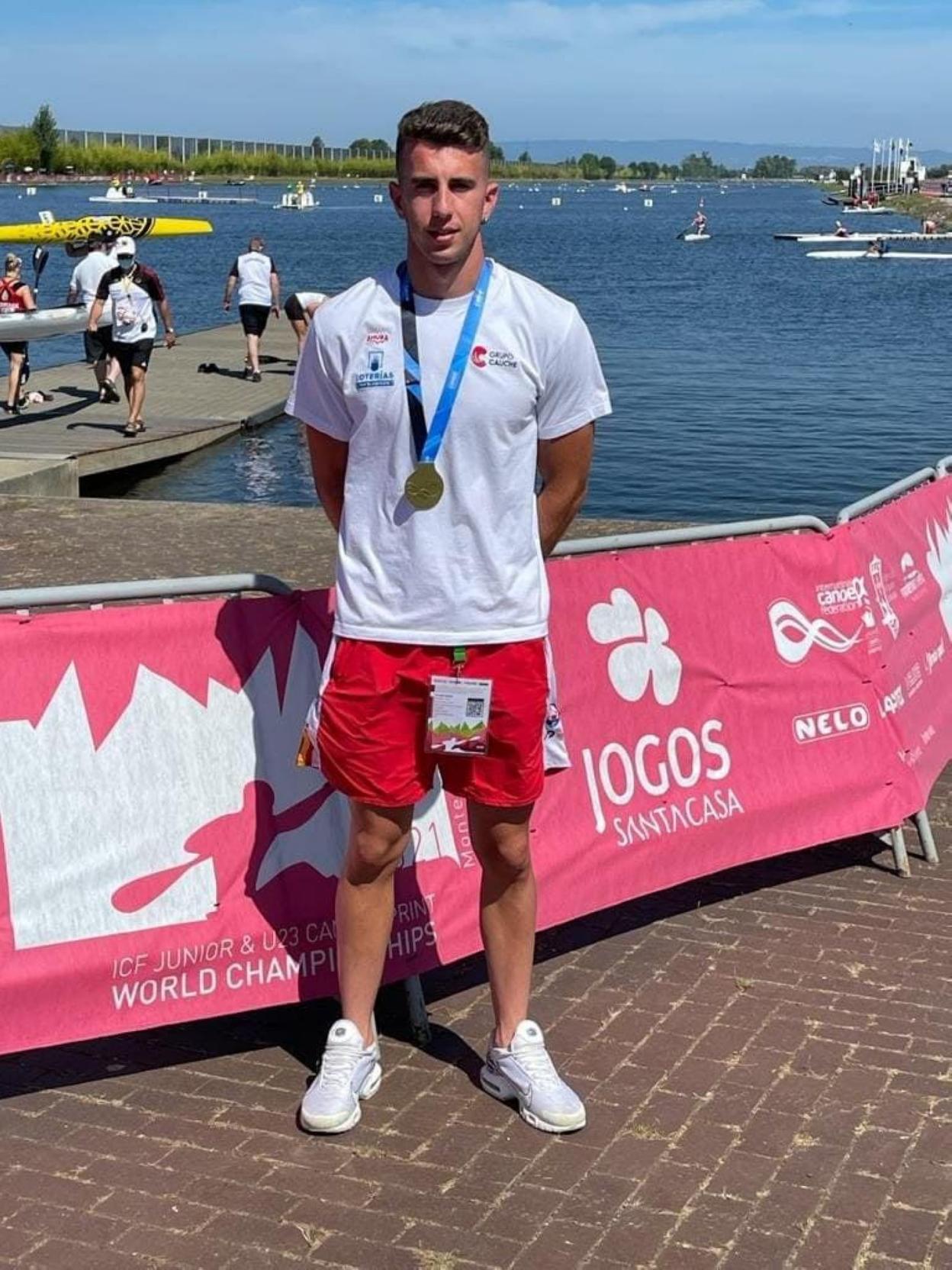 Ernesto Goribar posa con la medalla de oro tras la ceremonia del podio en el Mundial. rfep