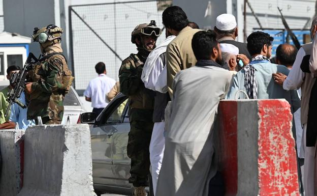 Control de los talibanes en el acceso al aeropuerto de Kabul, que empieza a funcionar de nuevo. 