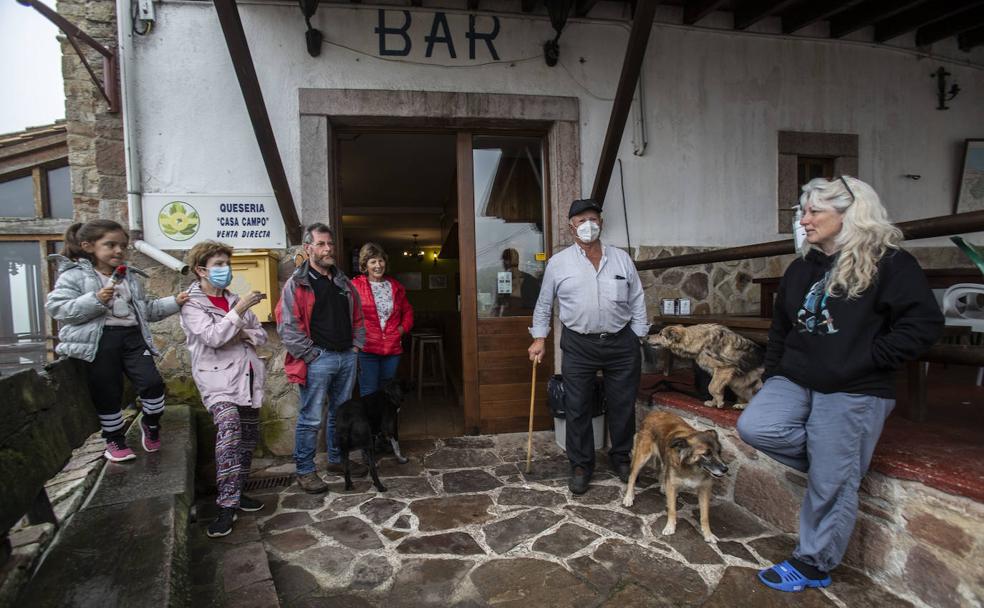 La pequeña Noa, Santina, Javier (el alcalde), Victoria, Ángel y Santa conversan animadamente fuera de uno de los dos bares que hay en Tresviso. 