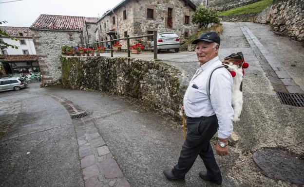 Ángel López pasea orgulloso con su zurrón. 