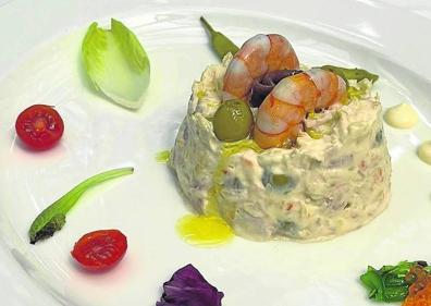 Imagen secundaria 1 - A la izquierda, ensaladilla rusa con langostinos y anchoa. A la derecha, changurro de nécora.