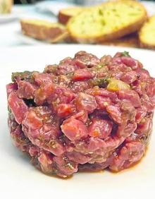 Imagen secundaria 2 - A la izquierda, Lubina a la media sal. A la derecha, steak tartar de rubia gallega.