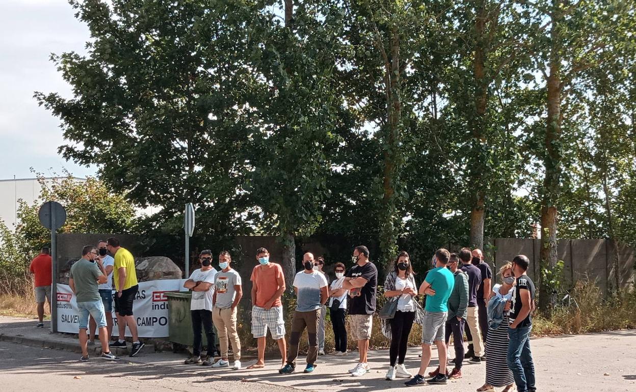 Los trabajadores de Forjas de Cantabria se han concetrado esta mañana a las puertas de la factoría de Reinosa