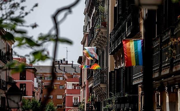 Barrio de Malasaña de Madrid, donde se perpetró la agresión, con la bandera del arcoíris.