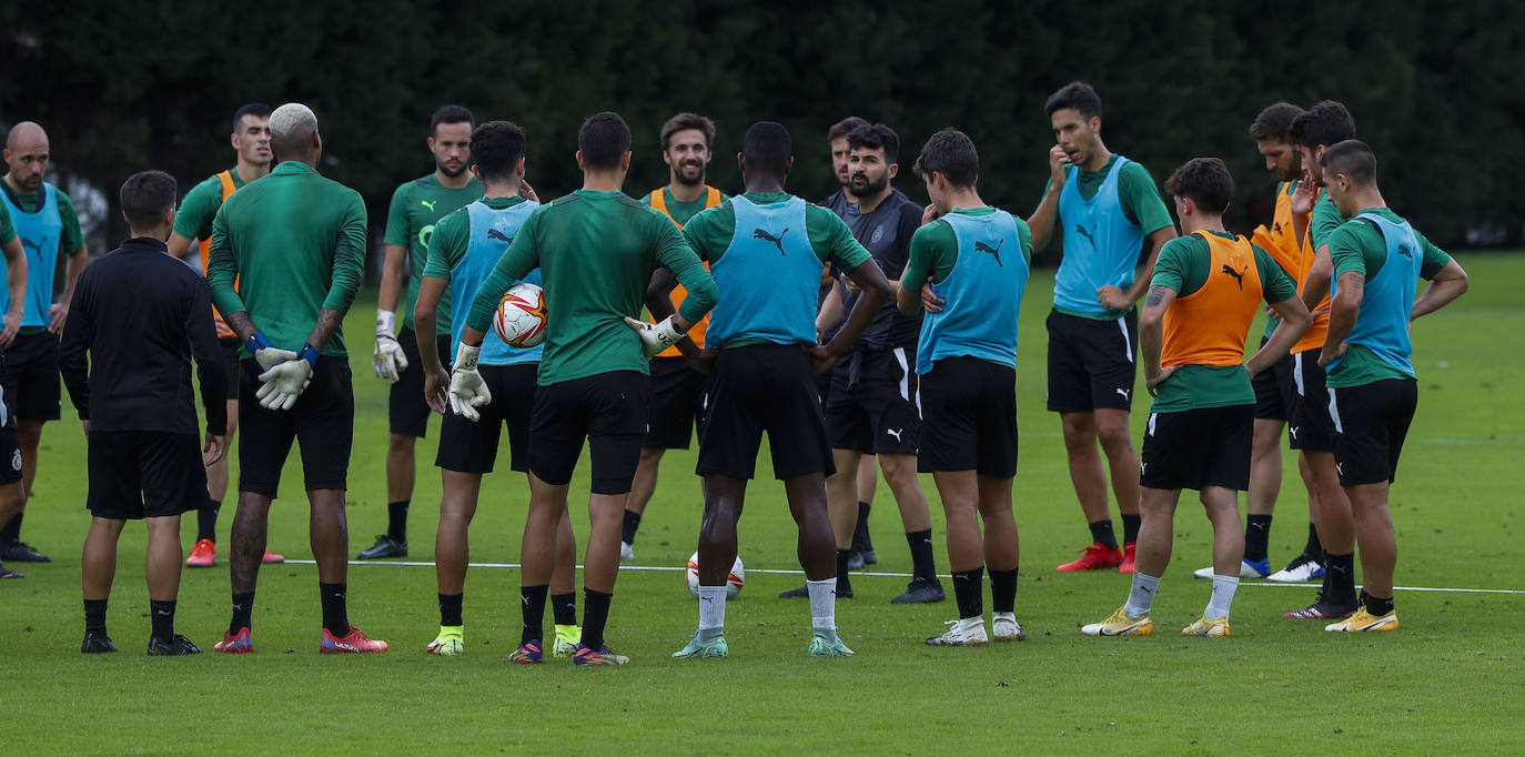 Fotos: El Racing entrena duro tras la derrota del sábado