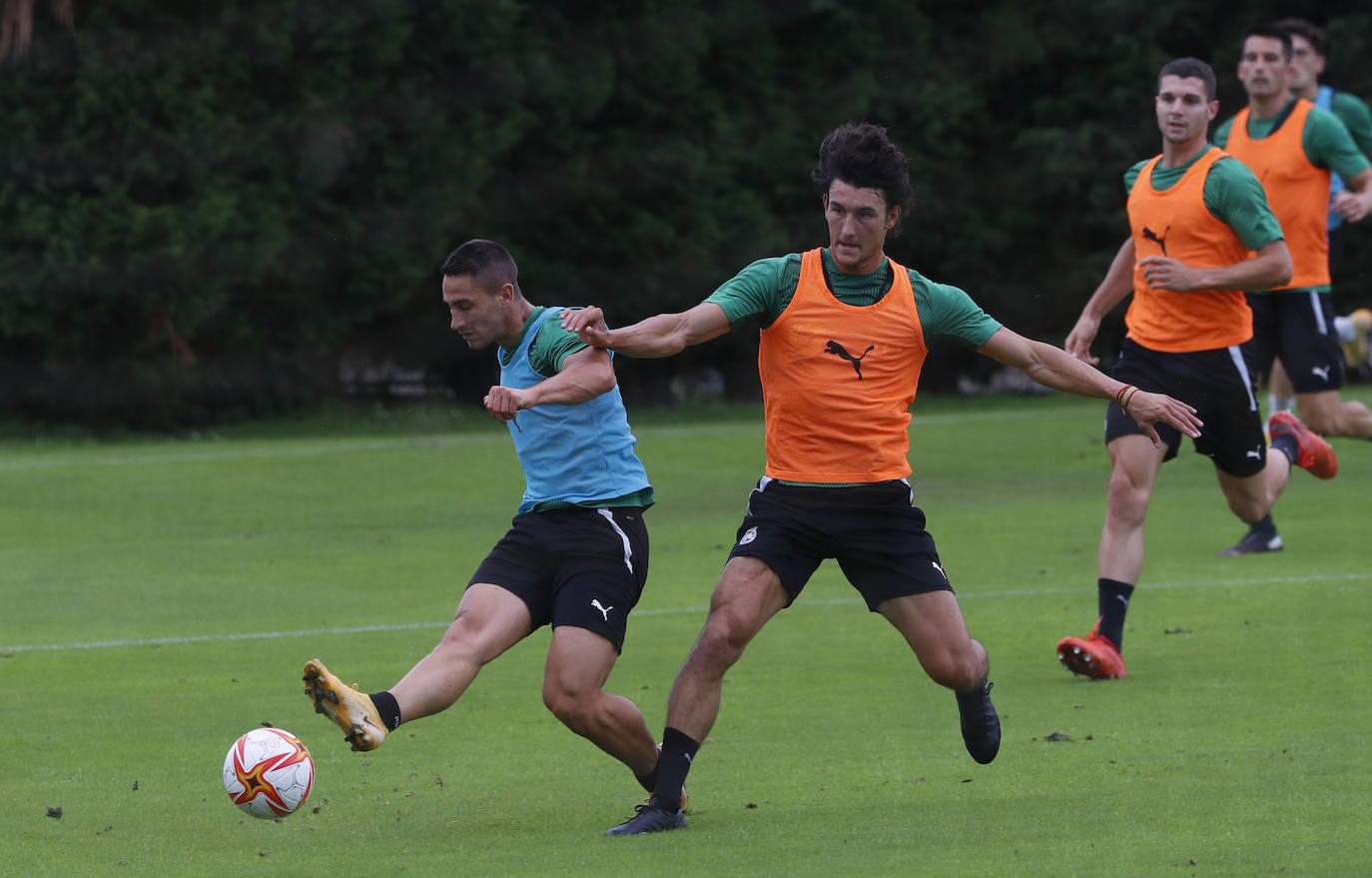 Fotos: El Racing entrena duro tras la derrota del sábado