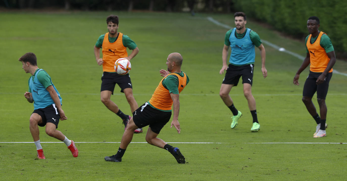 Fotos: El Racing entrena duro tras la derrota del sábado