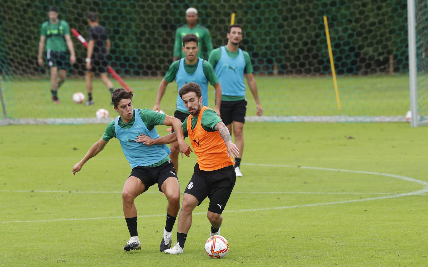 Fotos: El Racing entrena duro tras la derrota del sábado