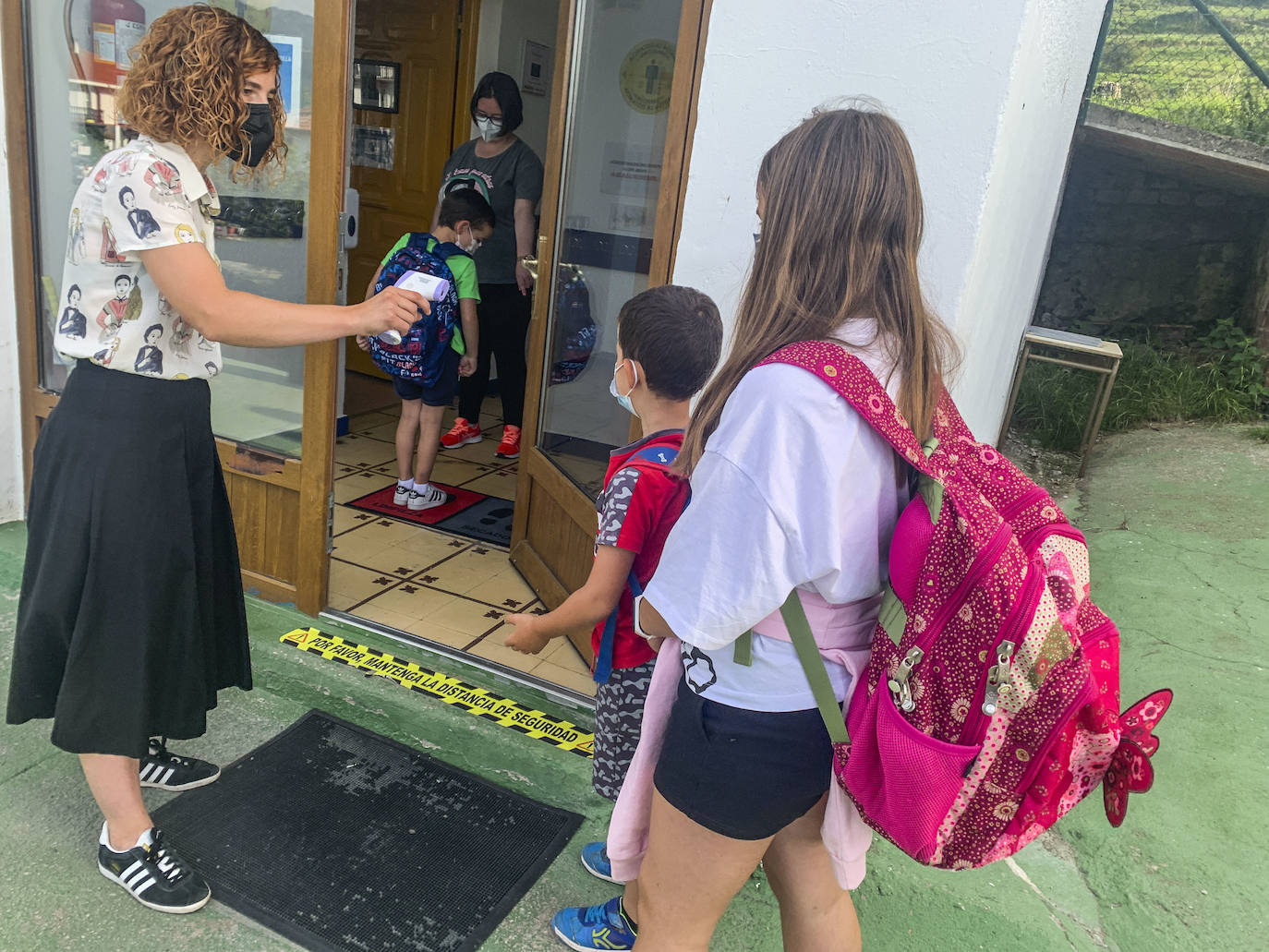 Los alumnos del colegio de Bielva comprueban su temperatura antes de entrar al aula