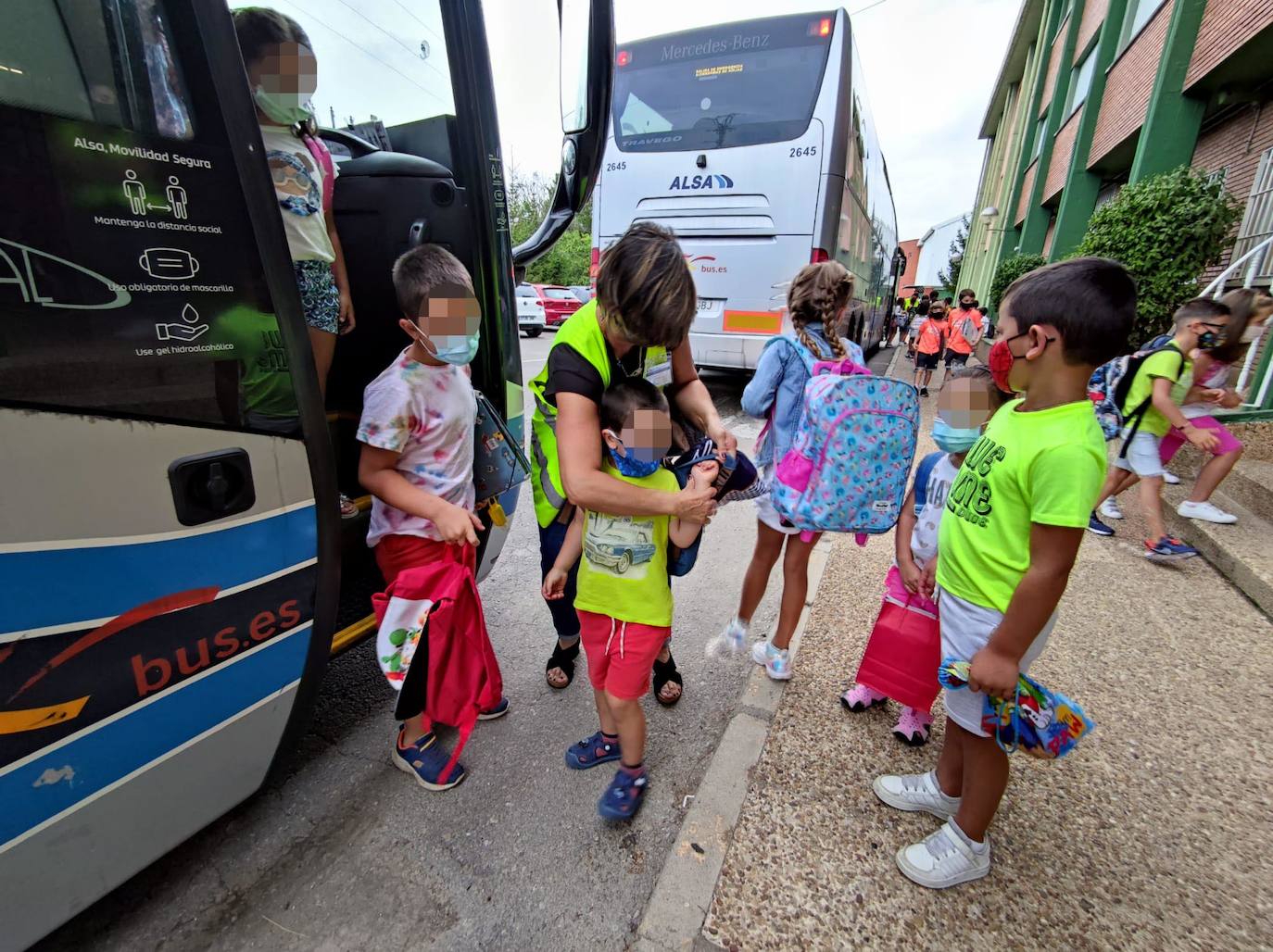 Varios estudiantes llegan en autobús a la primera jornada escolar del nuevo curso