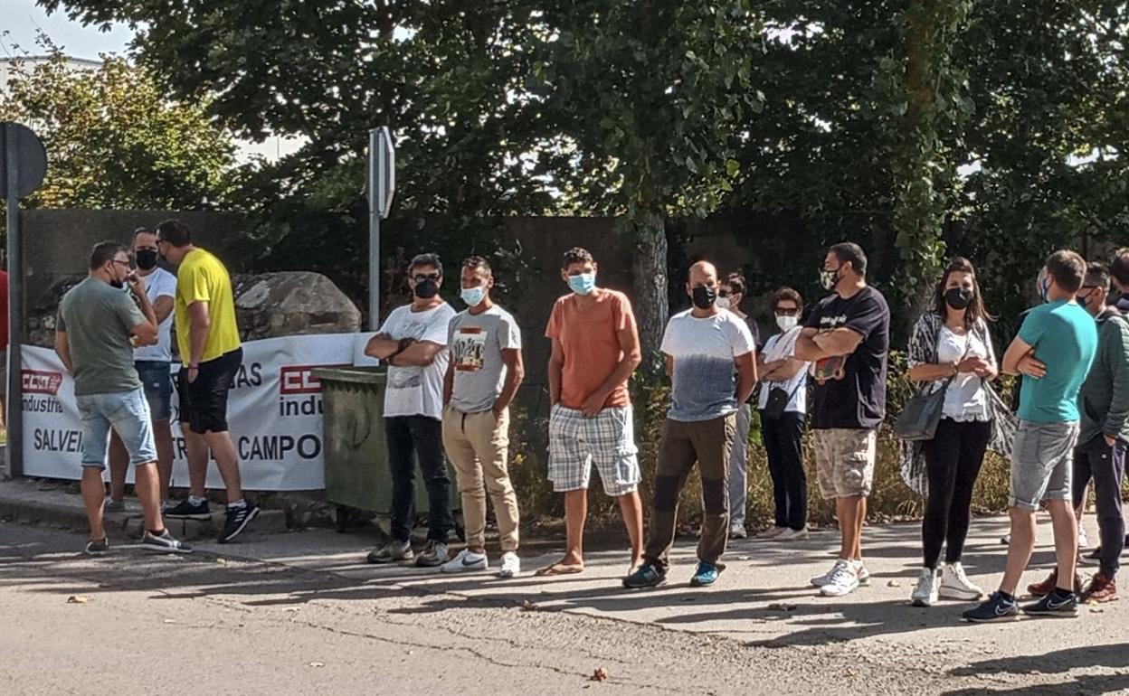 Afectados y familiares empezaron a concentrarse ayer en las inmediaciones de la planta de Reinosa