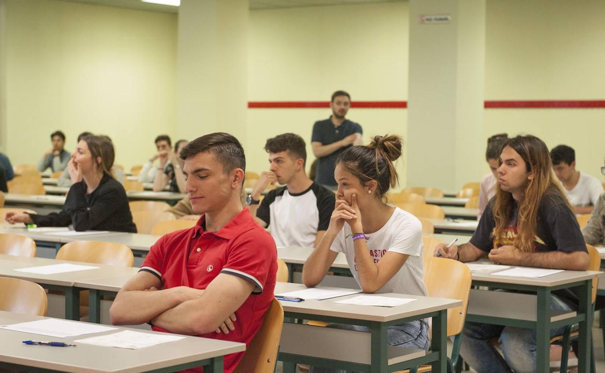 Santander becará a los estudiantes brillantes «sin límite de edad», pero medirá «la utilidad» de sus estudios