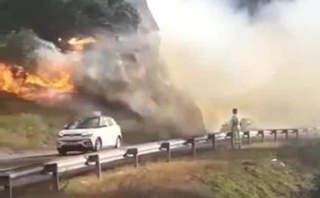 Un techo de humo y fuego sorprendió a los conductores en el incendio de ayer en el Desfiladero de la Hermida