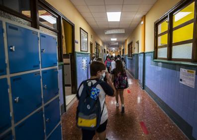 Imagen secundaria 1 - Alumnos, en el colegio La Salle de Santander.