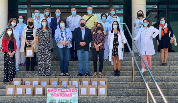 Foto de familia de presentación del proyecto en la Unidad de Oncología en Valdecilla.