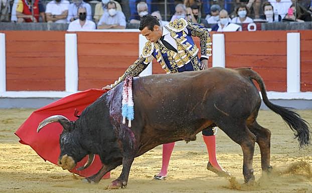 Manzanares toreo largo y templado a los dos toros que le tocaron en suerte.