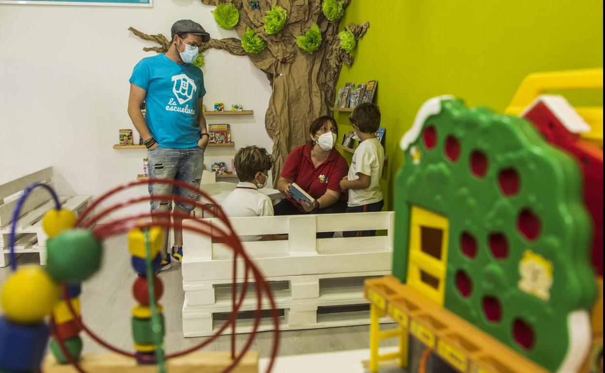 Empresas como Ocio de colores ofrecen ya servicio en su sede. En la imagen, de pie, Pablo Bellota, portavoz de Aespecán. 
