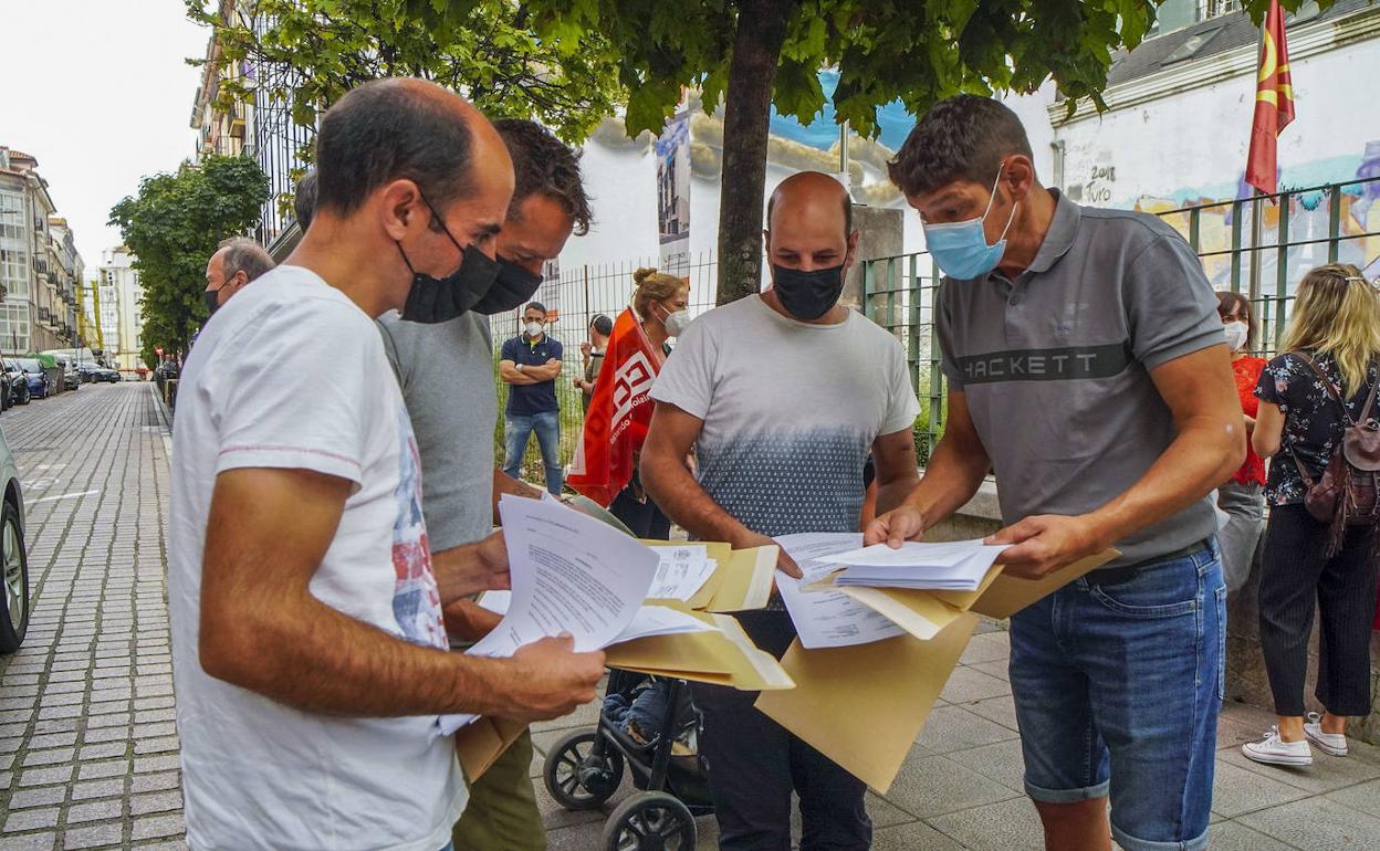 Trabajadores de Forjas de Cantabria, ayer frente a la sede gubernamental de Peña Herbosa