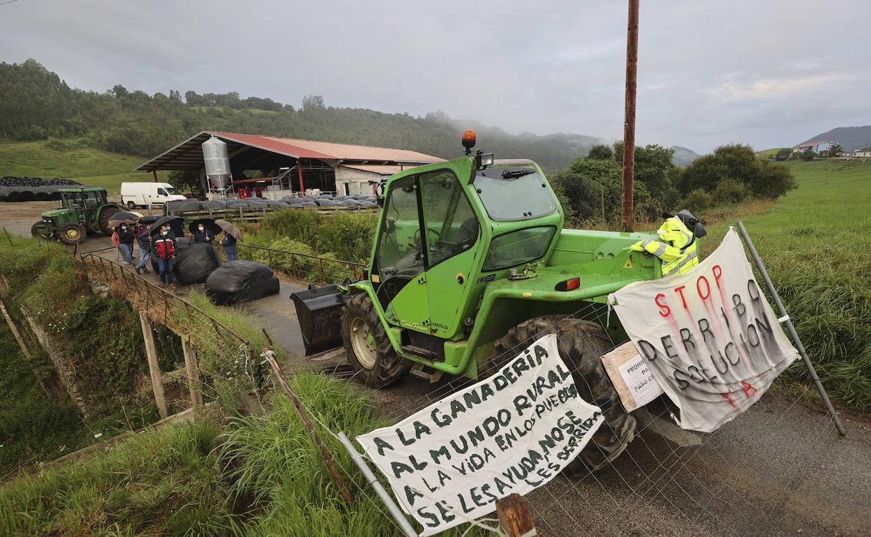 Imagen de principios de julio, de los vecinos protestando por el derribo del puente de Serdio.