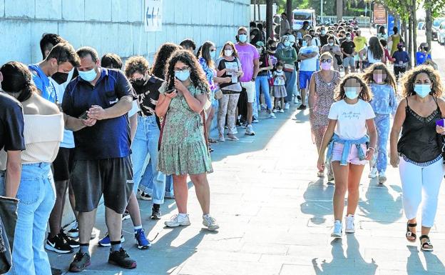 Cerca de un millar de personas acudieron este viernes al Palacio de Exposiciones de Santander para vacunarse con cita y sin ella. 