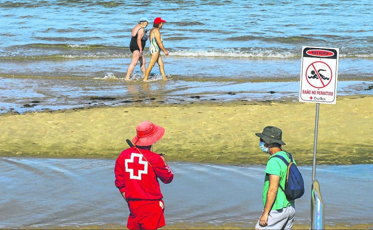 La Playa de la Virgen del Mat ya está abierta al baño excepto la zona de las charcas.