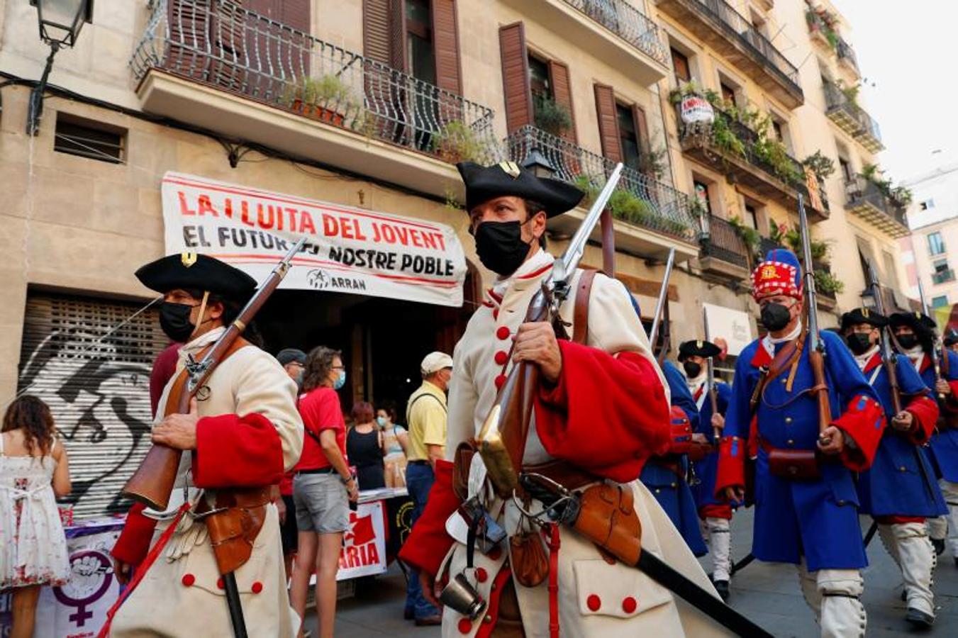 Personas disfrazadas con los uniformes de los soldados que participaron en la defensa de Barcelona en 1714, cuando se defendió la ciudad a favor del archiduque Carlos de Austria en el marco de la Guerra de Secesión fente a Felipe V. 