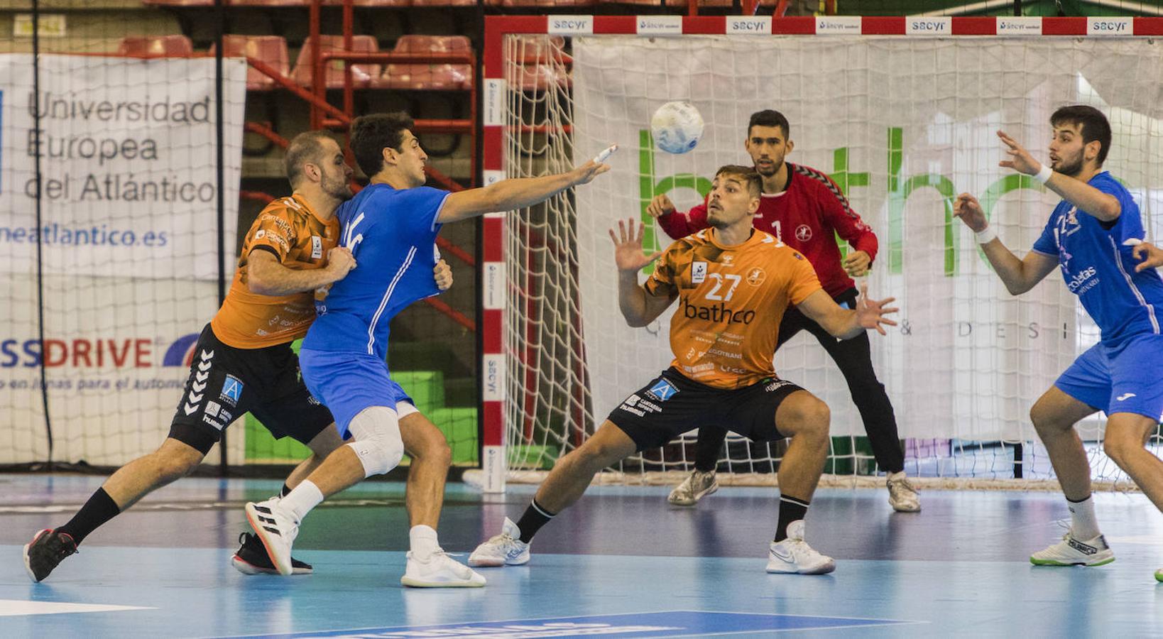 Fotos: Debut del Bathco Torrelavega en la Liga Asobal