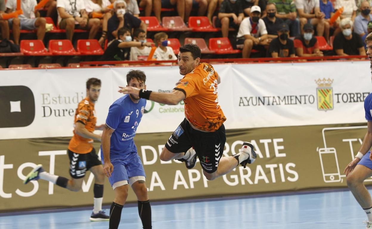 José Carlos Hernández lanza hacia la portería pucelana.