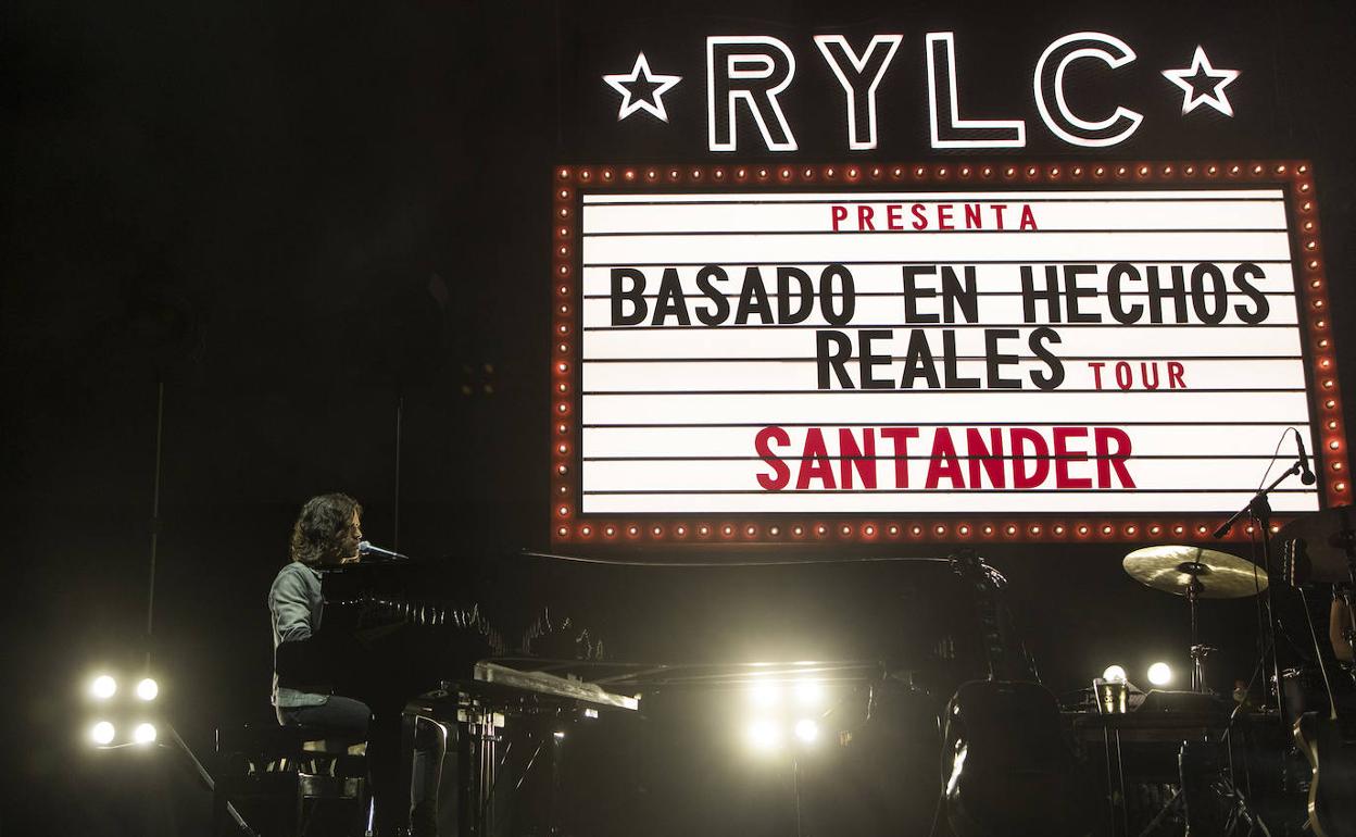 Música con humildad: la noche de Rulo en la plaza