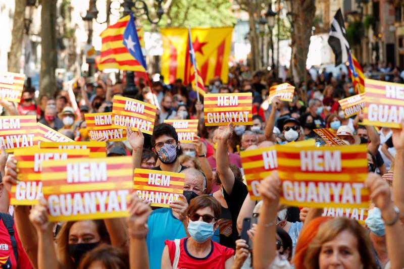 Manifestantes muestran carteles en favor de la independencia durante un acto organizado por la comisión independentista Fosal de las Moreras este sábado en Barcelona con motivo de la Diada. 