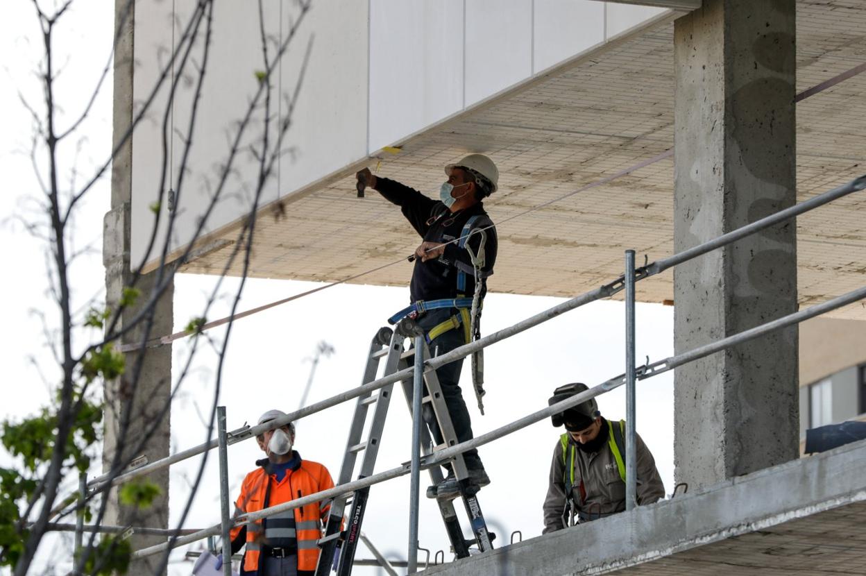 Las constructoras cántabras no encuentran personal pese a la bolsa de parados en el sector. 