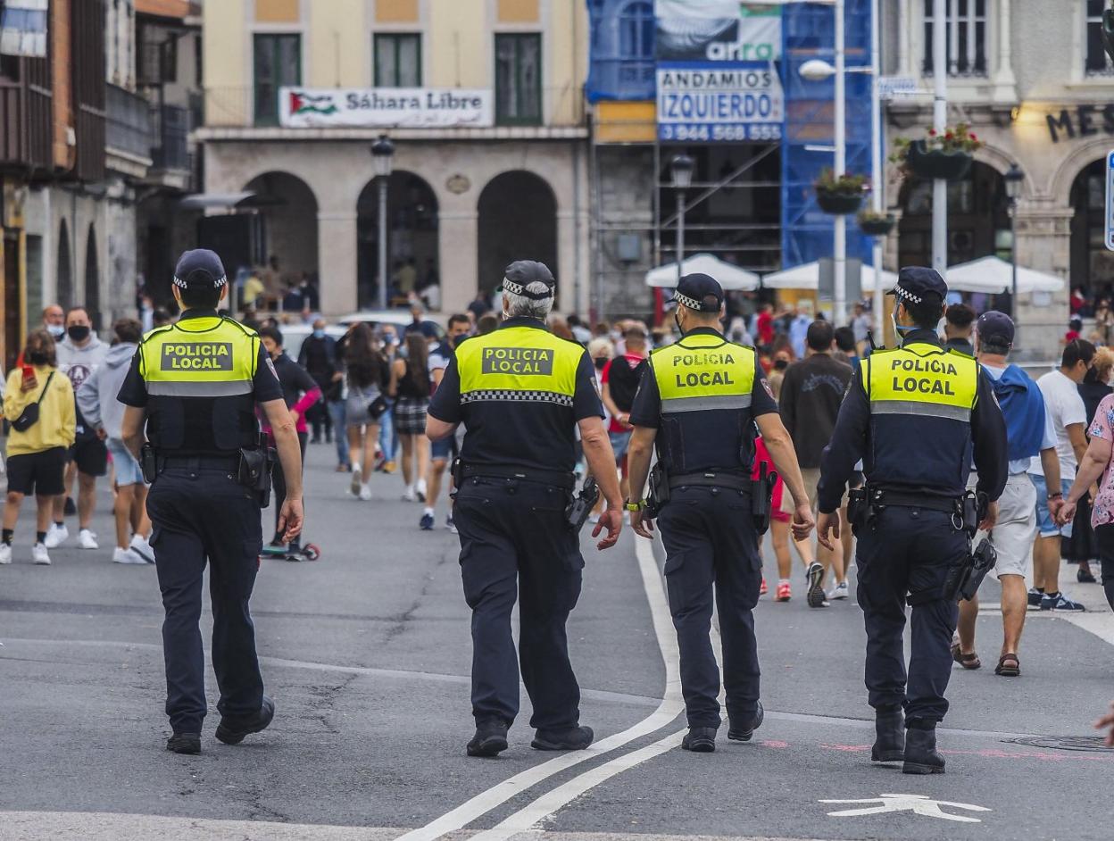 Varios policías locales patrullan las calles de Castro Urdiales este verano. 