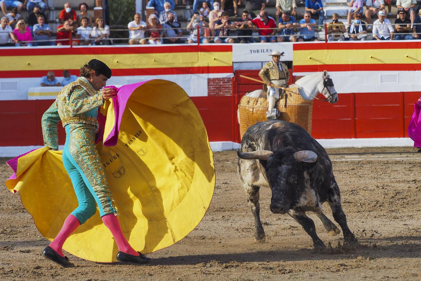 Fotos: Ampuero quiere toros y llena la plaza