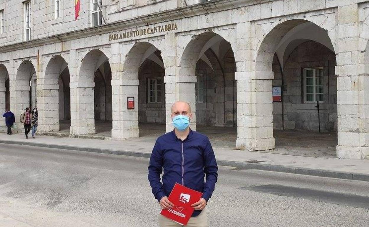 Israel Ruiz, coordinador de IU Cantabria frente al Parlamento 