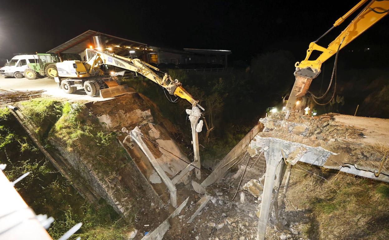 Los operarios, durante las tareas para demoler el puente sobre las vías en Sel del Rey