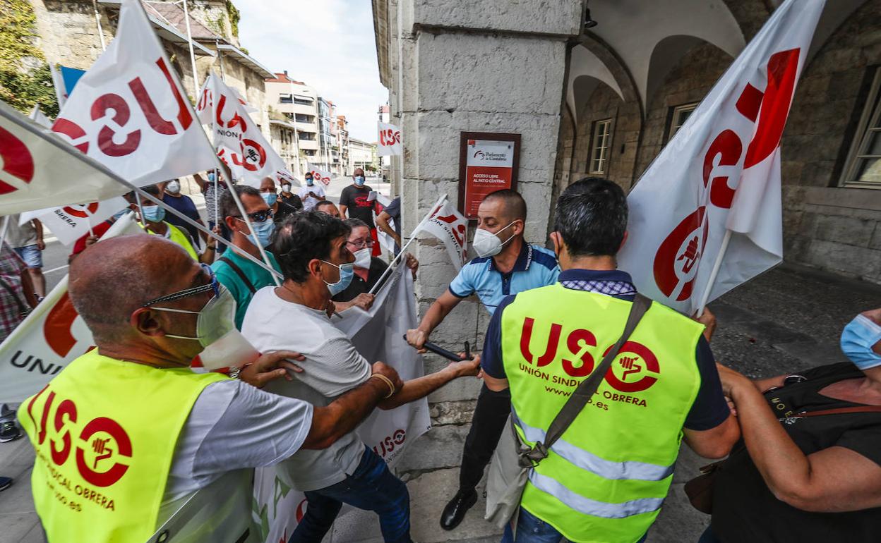 Momento de tensión entre los manifestantes de USO y el personal de seguridad del Parlamento de Cantabria. 