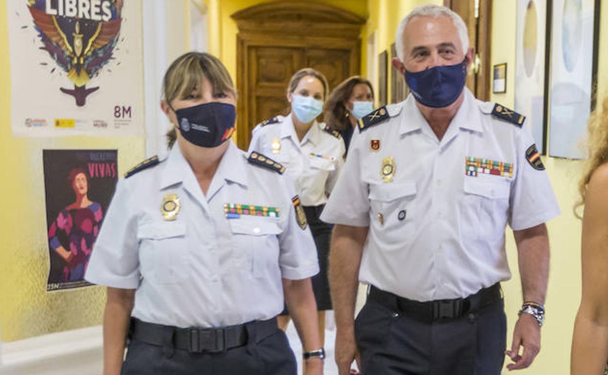 La nueva jefa superior de Policía de Cantabria, Carmen Martínez, junto a su antecesor en el cargo, el comisario principal Héctor Moreno.