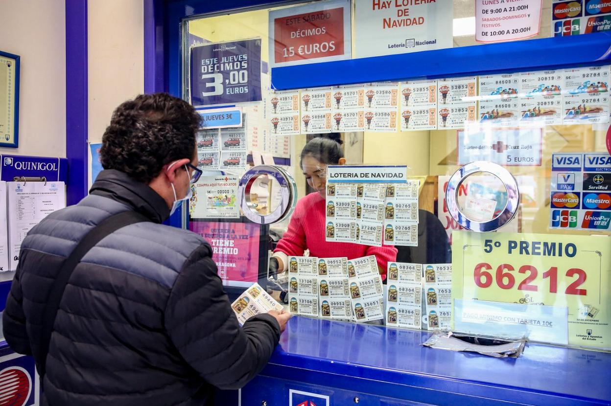 Por cada décimo de Navidad, los vendedores se quedan sólo 80 céntimos. .