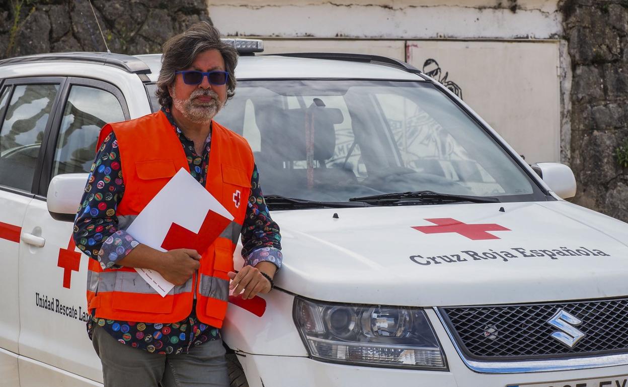 Javier Fernández Dosantos, en el puesto de Cruz Roja en la playa de La Salvé, en Laredo. 