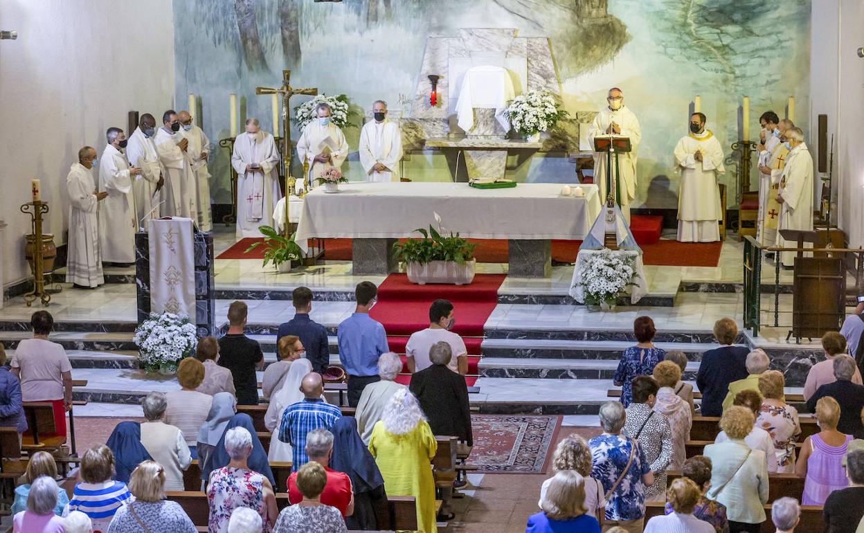 Un momento de la misa de desagravio que ofició ayer el obispo en la iglesia de La Bien Aparecida de Santander.
