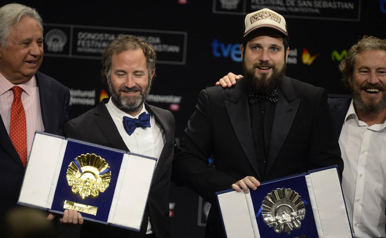 Pedro Hernández, el segundo por la izquierda, posa con posan con la Concha de Oro y la Concha de Plata con las que fue galardonada su película 'Magical Girl'.