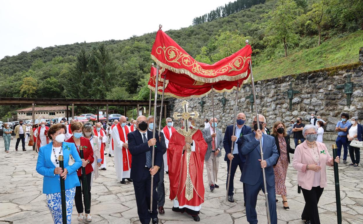 Procesión con la Reliquia del Lignum Crucis llevada por el obispo en la explanada del monasterio de Santo Toribio 