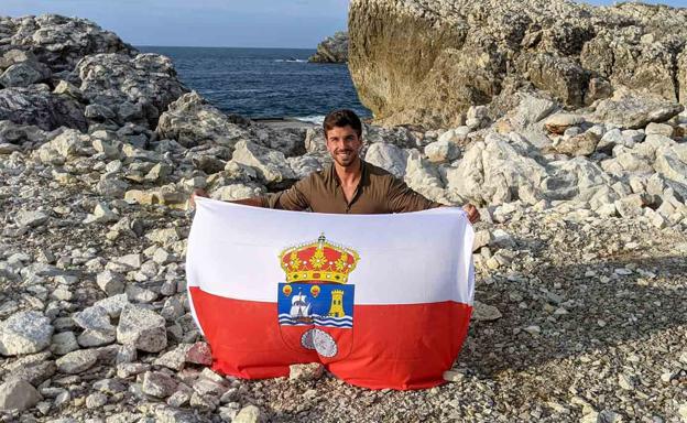 El joven santanderino con la bandera de Cantabria.